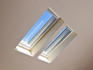 Fixed roof windows